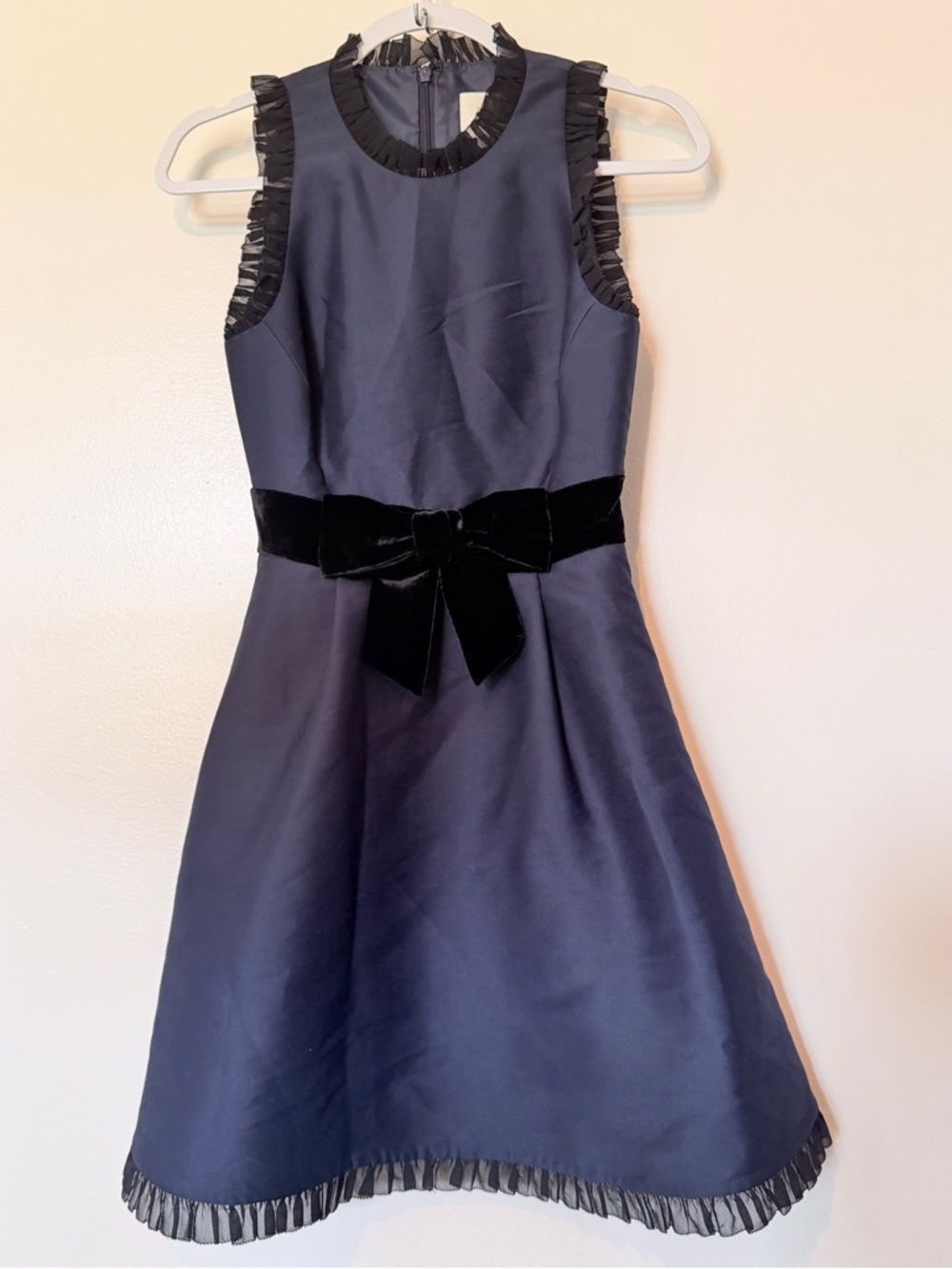 Elegant Sleeveless Navy Midi Dress with Velvet Bow
